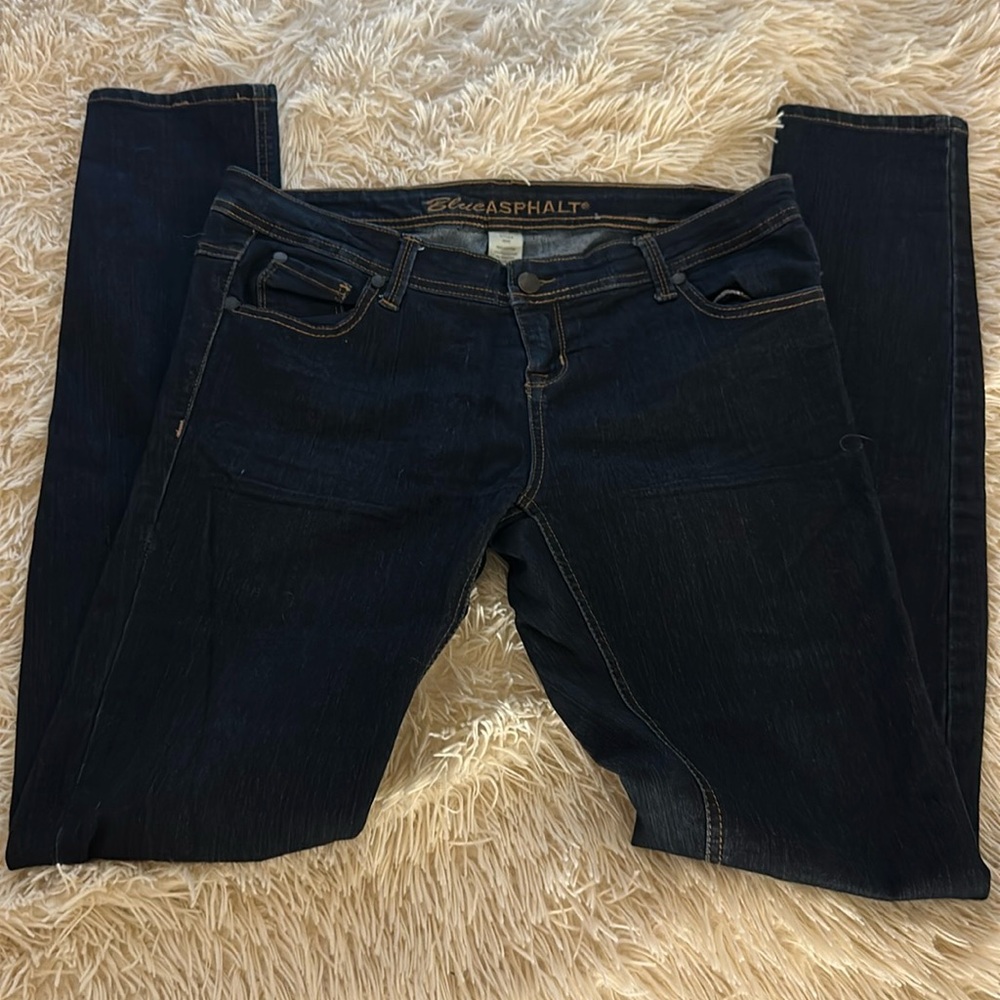 woman’s blue jeans